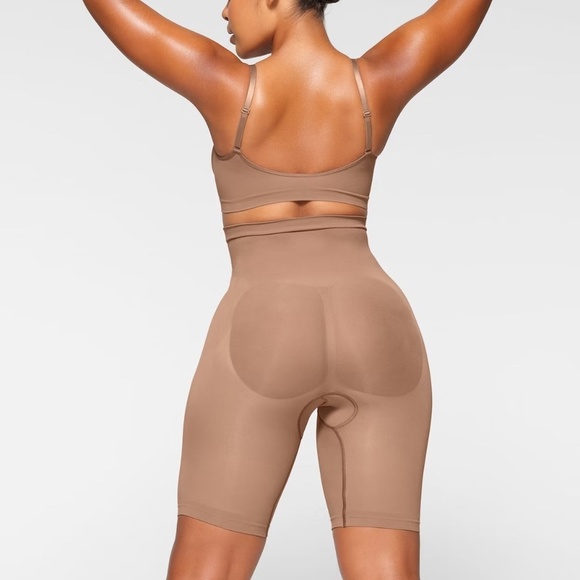SKIMS Seamless Sculpt High Waisted Above The Knee Short Sienna - Picture 3 of 8